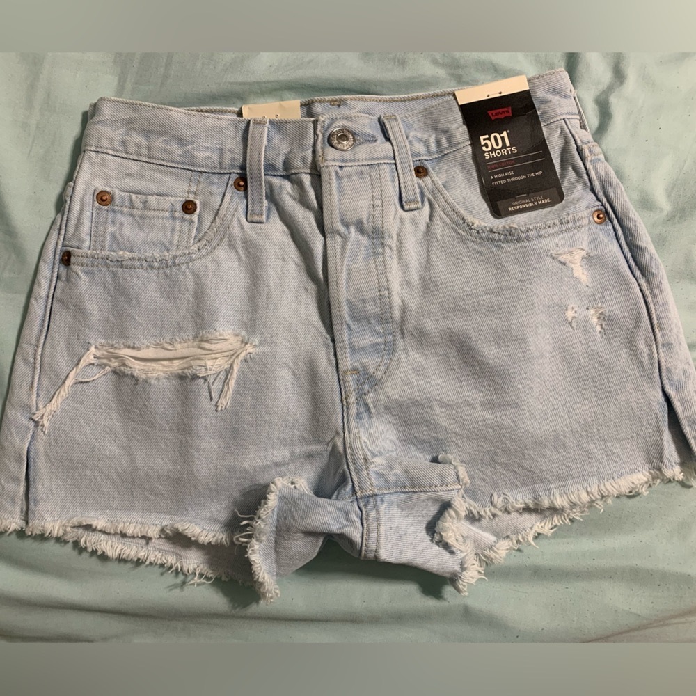 New with tags. Never worn, high rise Levi 501 women’s shorts size 25.